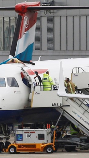 Slechtziende klimaatactivist klimt op vliegtuig in Londense luchthaven
