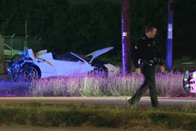 Bokskampioen crasht met hoge snelheid en wordt uit zijn Ferrari gekatapulteerd, maar zou buiten levensgevaar zijn