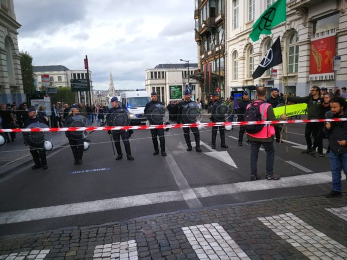 Politie zet waterkanon in om klimaatactivisten van Koningsplein te verdrijven tijdens ‘Royal rebellion’-actie
