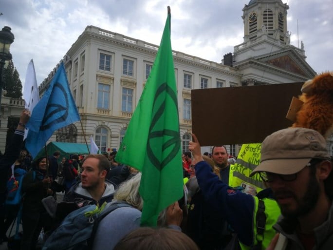 Politie zet waterkanon in om klimaatactivisten van Koningsplein te verdrijven tijdens ‘Royal rebellion’-actie