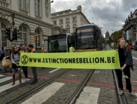 Politie zet waterkanon in om klimaatactivisten van Koningsplein te verdrijven tijdens ‘Royal rebellion’-actie