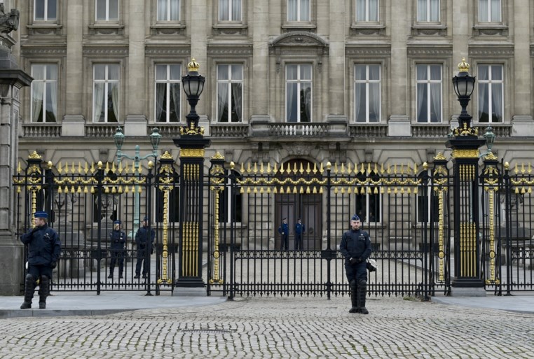 Politie zet waterkanon in om klimaatactivisten van Koningsplein te verdrijven tijdens ‘Royal rebellion’-actie