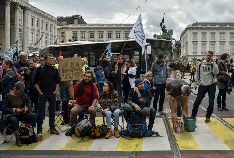 Politie zet waterkanon in om klimaatactivisten van Koningsplein te verdrijven tijdens ‘Royal rebellion’-actie