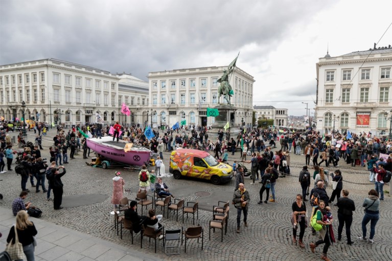Politie zet waterkanon in om klimaatactivisten van Koningsplein te verdrijven tijdens ‘Royal rebellion’-actie