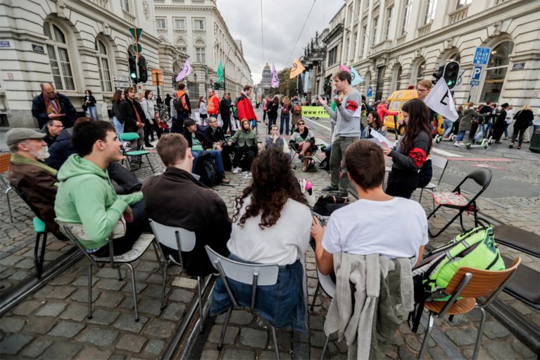 Politie zet waterkanon in om klimaatactivisten van Koningsplein te verdrijven tijdens ‘Royal rebellion’-actie