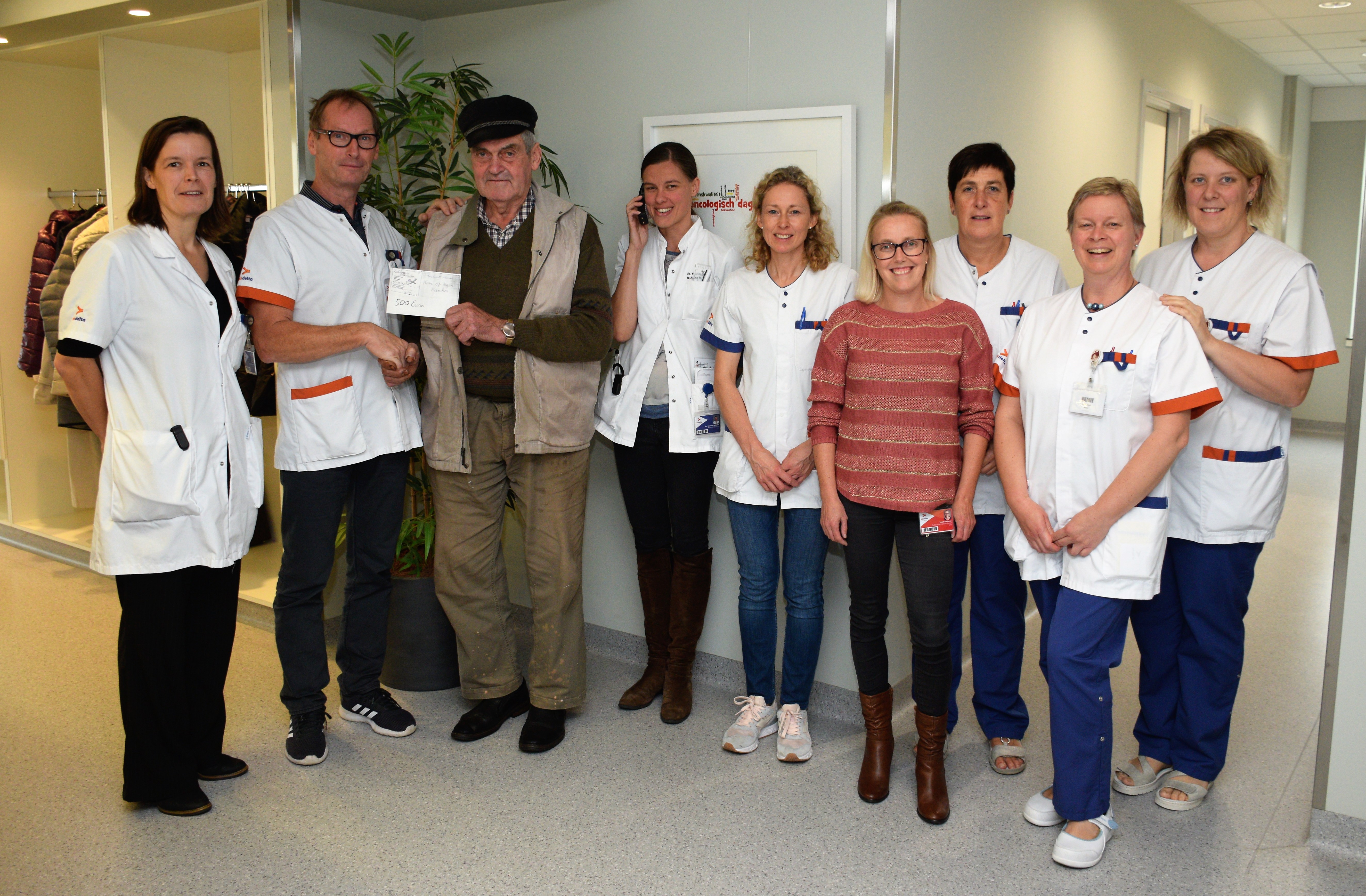 Weerman en volksspelendokter Gery Haerynck schenkt vijfhonderd euro aan dienst oncologie AZ Delta Torhout