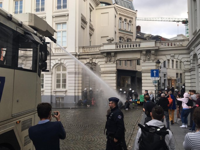Politie zet waterkanon in om klimaatactivisten van Koningsplein te verdrijven tijdens ‘Royal rebellion’-actie