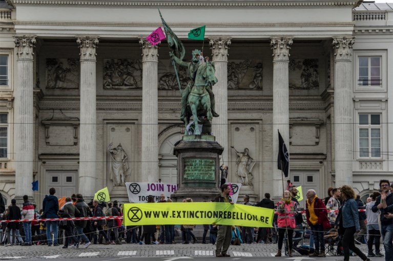 Politie zet waterkanon in om klimaatactivisten van Koningsplein te verdrijven tijdens ‘Royal rebellion’-actie