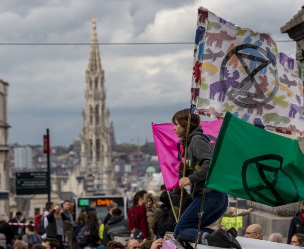 Politie zet waterkanon in om klimaatactivisten van Koningsplein te verdrijven tijdens ‘Royal rebellion’-actie
