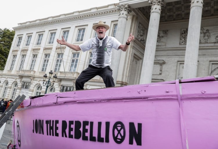Politie zet waterkanon in om klimaatactivisten van Koningsplein te verdrijven tijdens ‘Royal rebellion’-actie
