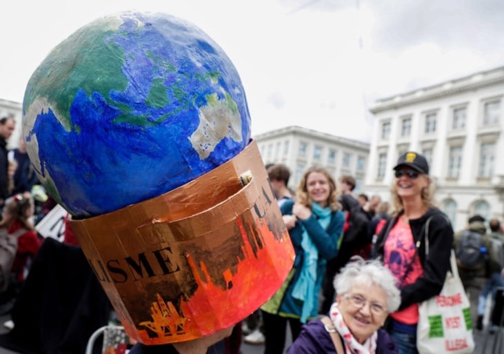 Politie zet waterkanon in om klimaatactivisten van Koningsplein te verdrijven tijdens ‘Royal rebellion’-actie