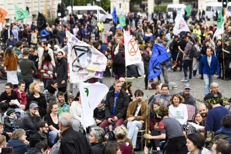 Politie zet waterkanon in om klimaatactivisten van Koningsplein te verdrijven tijdens ‘Royal rebellion’-actie
