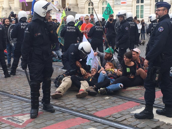 Politie zet waterkanon in om klimaatactivisten van Koningsplein te verdrijven tijdens ‘Royal rebellion’-actie