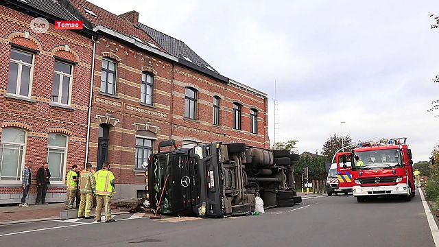VIDEO. Vrachtwagen kantelt en verliest lading aan viaduct in Temse
