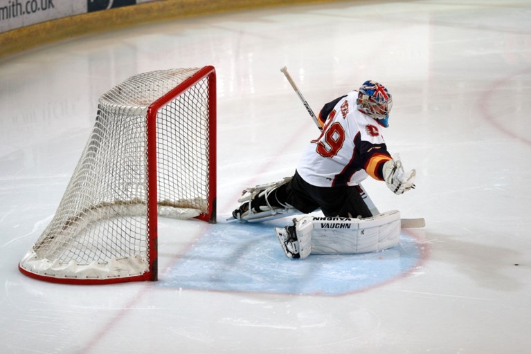 VIDEO. Petr Cech maakt zijn reputatie meteen waar in het ijshockey met winnende save