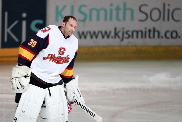 VIDEO. Petr Cech maakt zijn reputatie meteen waar in het ijshockey met winnende save