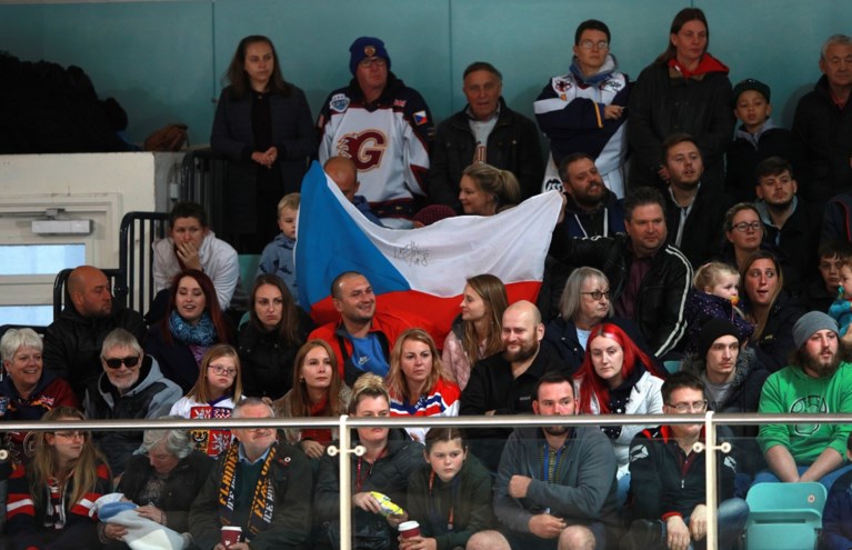 VIDEO. Petr Cech maakt zijn reputatie meteen waar in het ijshockey met winnende save
