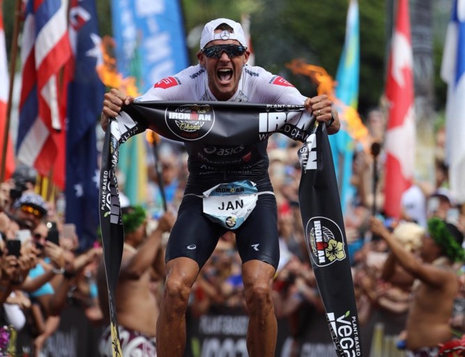 Jan Frodeno wint Ironman Hawaï in nieuw parcoursrecord, Bart Aernouts na lange achtervolgingsrace toch nog in top-tien