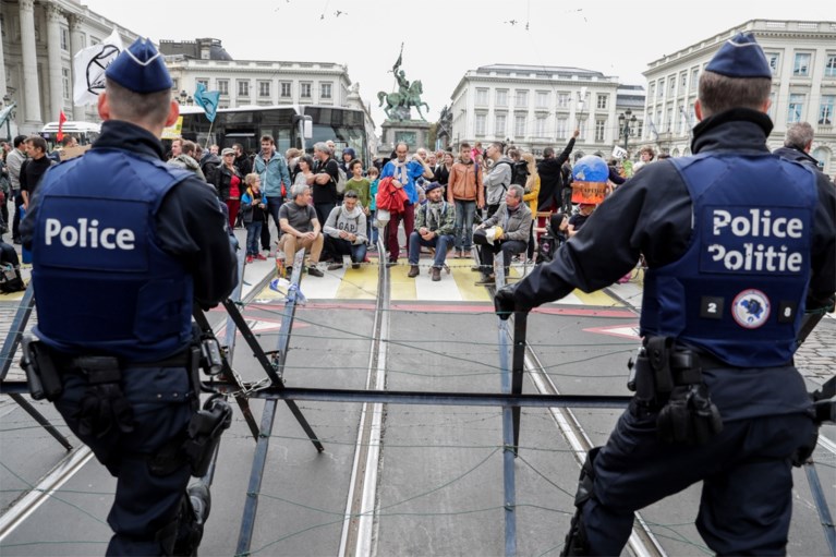 Politie zet waterkanon in om klimaatactivisten van Koningsplein te verdrijven tijdens ‘Royal rebellion’-actie