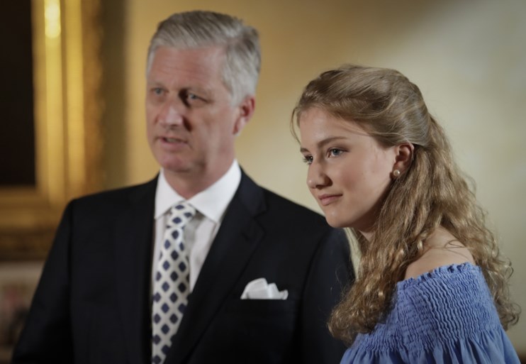 Jarige Elisabeth door de lens van hoffotograaf koning Filip: kroonprinses krijgt postzegel voor achttiende verjaardag