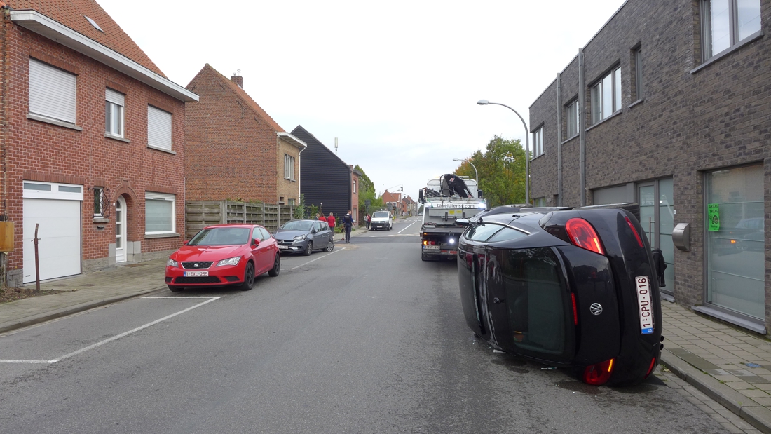 Vrouw knalt op geparkeerde auto’s: drie verpleegsters delen in de brokken
