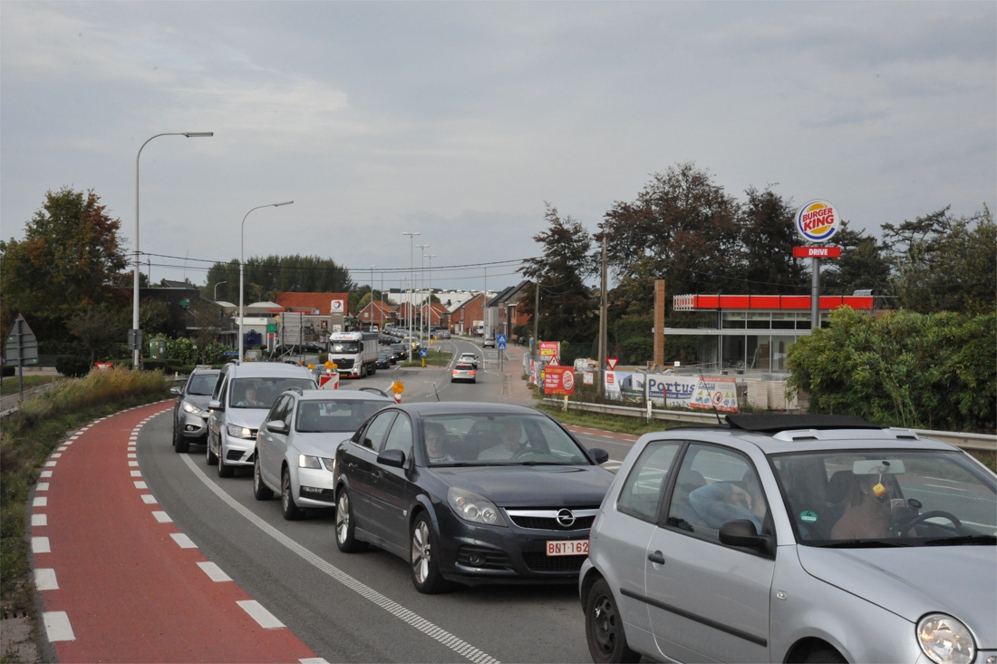 Ellenlange files op brug van Massenhoven: “De verkeerslichten staan uit veiligheidsoverweging zo afgesteld”