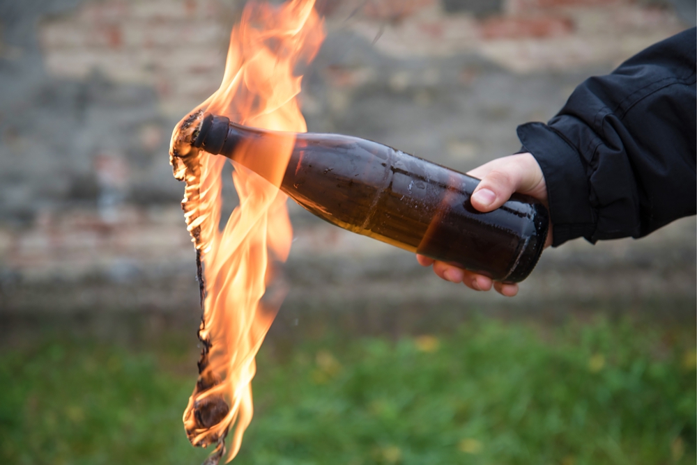 Kinrooinaar gooit molotovcocktail binnen bij ex-vrouw