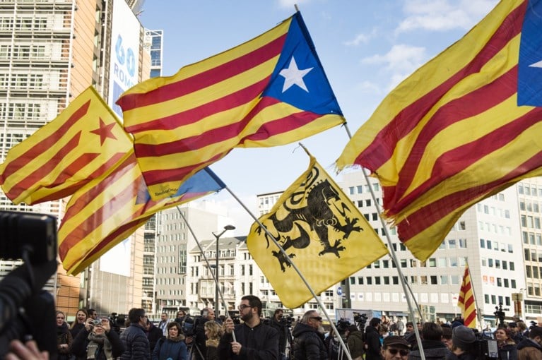 Spanje vraagt opnieuw aanhouding van Puigdemont, volkswoede in de straten
