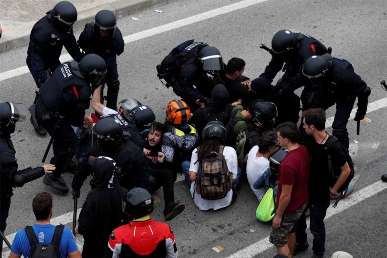 Politie gebruikt traangas en rubberkogels tegen woedende Catalanen: al meer dan 50 gewonden