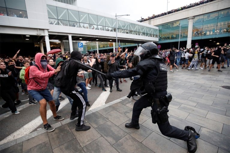 Politie gebruikt traangas en rubberkogels tegen woedende Catalanen: al meer dan 50 gewonden