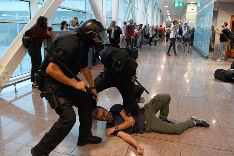 Politie gebruikt traangas en rubberkogels tegen woedende Catalanen: al meer dan 50 gewonden
