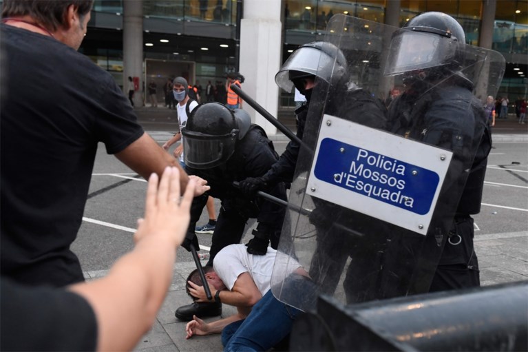 Politie gebruikt traangas en rubberkogels tegen woedende Catalanen: al meer dan 50 gewonden