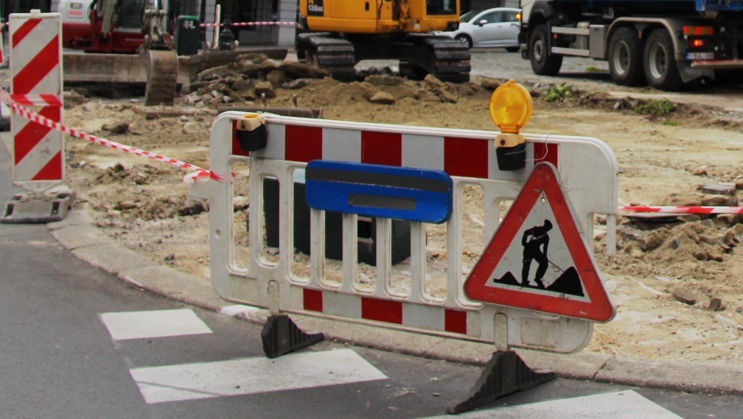 Drukke verkeersas Limbug Stirumlaan krijgt nieuwe asfaltlaag