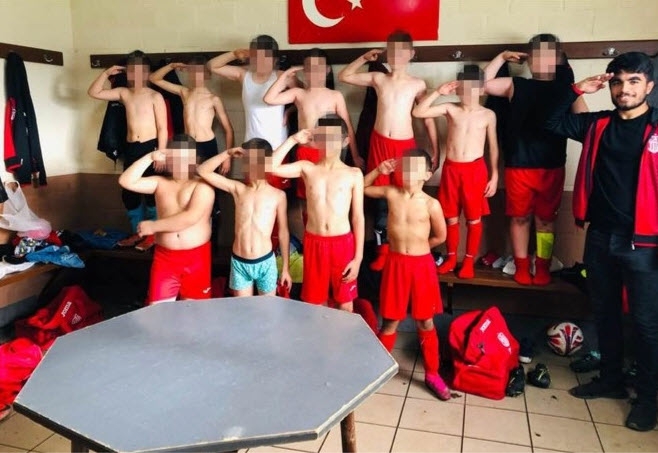 Voetbal Vlaanderen gaat na legergroet van jonge voetballertjes in overleg met vier “Turkse clubs” uit Limburg