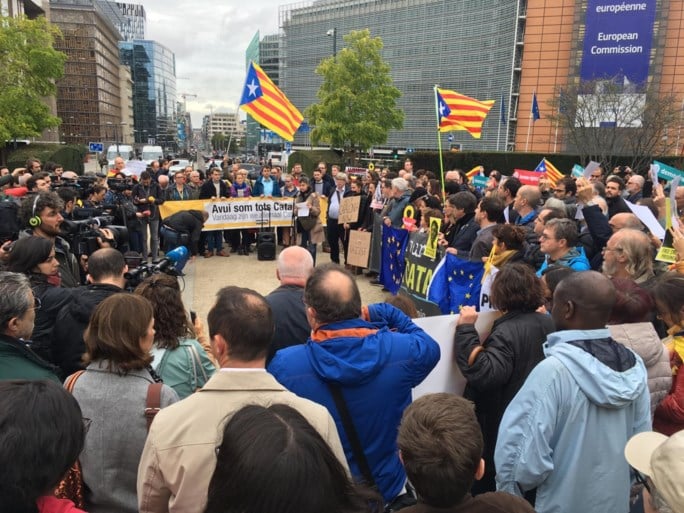 Enkele honderden Catalanen betogen in hartje Brussel: “Vandaag is iedereen een beetje Catalaans”