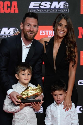 Lionel Messi neemt zesde (!) Europese Gouden Schoen in ontvangst, maar het is zijn zoontje dat de show steelt