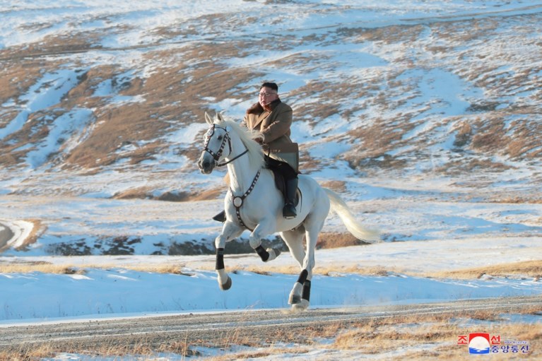 Kim Jong-un beklimt hoogste berg van Noord-Korea te paard: “Nu zal een groot plan komen dat de wereld zal verbluffen”