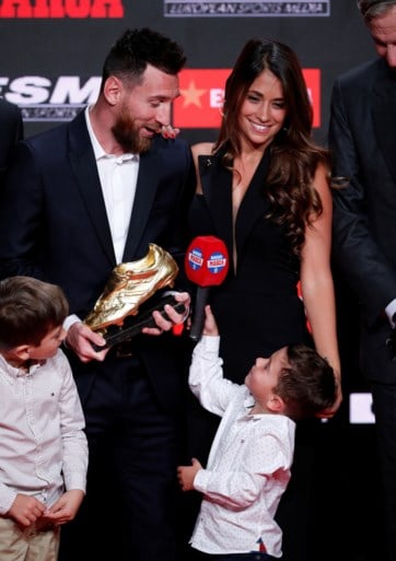 Lionel Messi neemt zesde (!) Europese Gouden Schoen in ontvangst, maar het is zijn zoontje dat de show steelt
