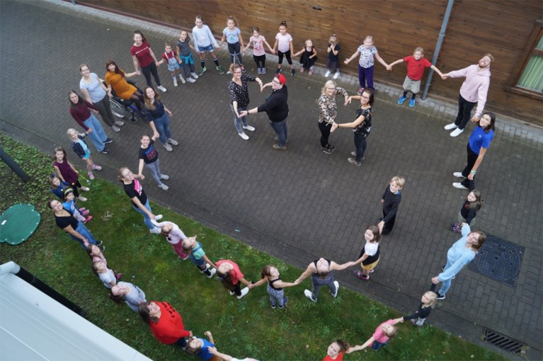 Jeugd Danza raapt zwerfvuil en strooit complimenten rond