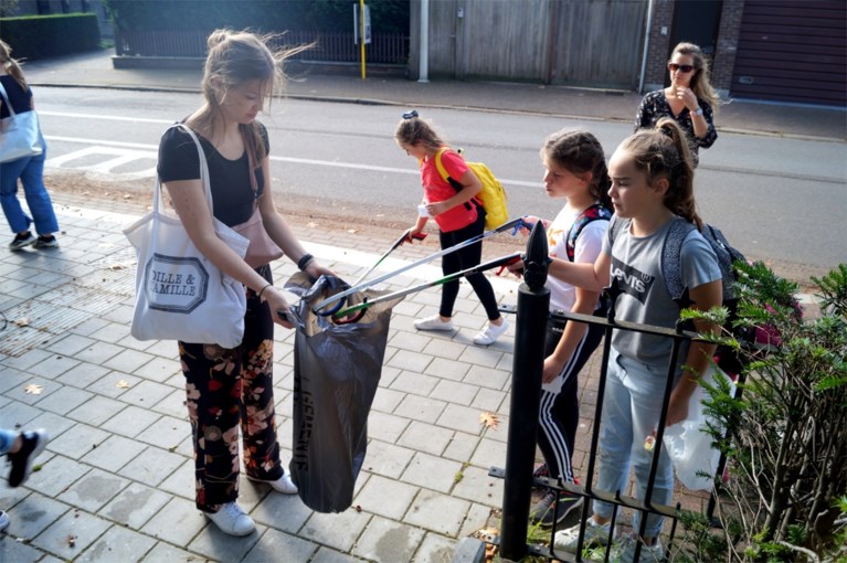Jeugd Danza raapt zwerfvuil en strooit complimenten rond