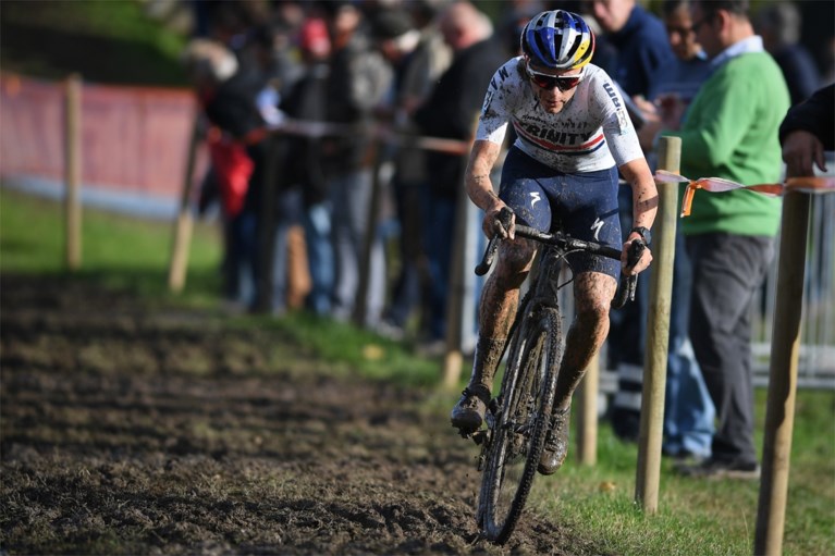 Gianni Vermeersch wint modderige Kermiscross in Ardooie, voor Pidcock en de heroptredende Merlier: “Dit geeft vertrouwen”
