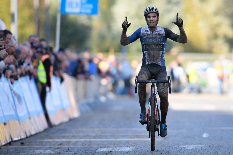Gianni Vermeersch wint modderige Kermiscross in Ardooie, voor Pidcock en de heroptredende Merlier: “Dit geeft vertrouwen”