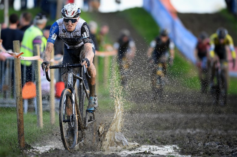 Gianni Vermeersch wint modderige Kermiscross in Ardooie, voor Pidcock en de heroptredende Merlier: “Dit geeft vertrouwen”