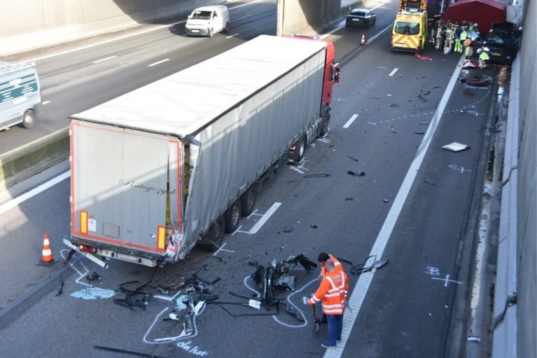 Dodelijk slachtoffer bij botsing in staart van file op A12 in Schelle