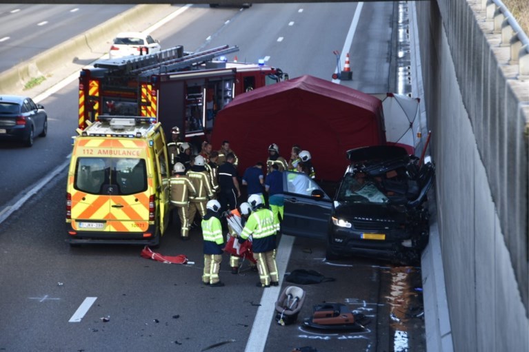 Dodelijk slachtoffer bij botsing in staart van file op A12 in Schelle