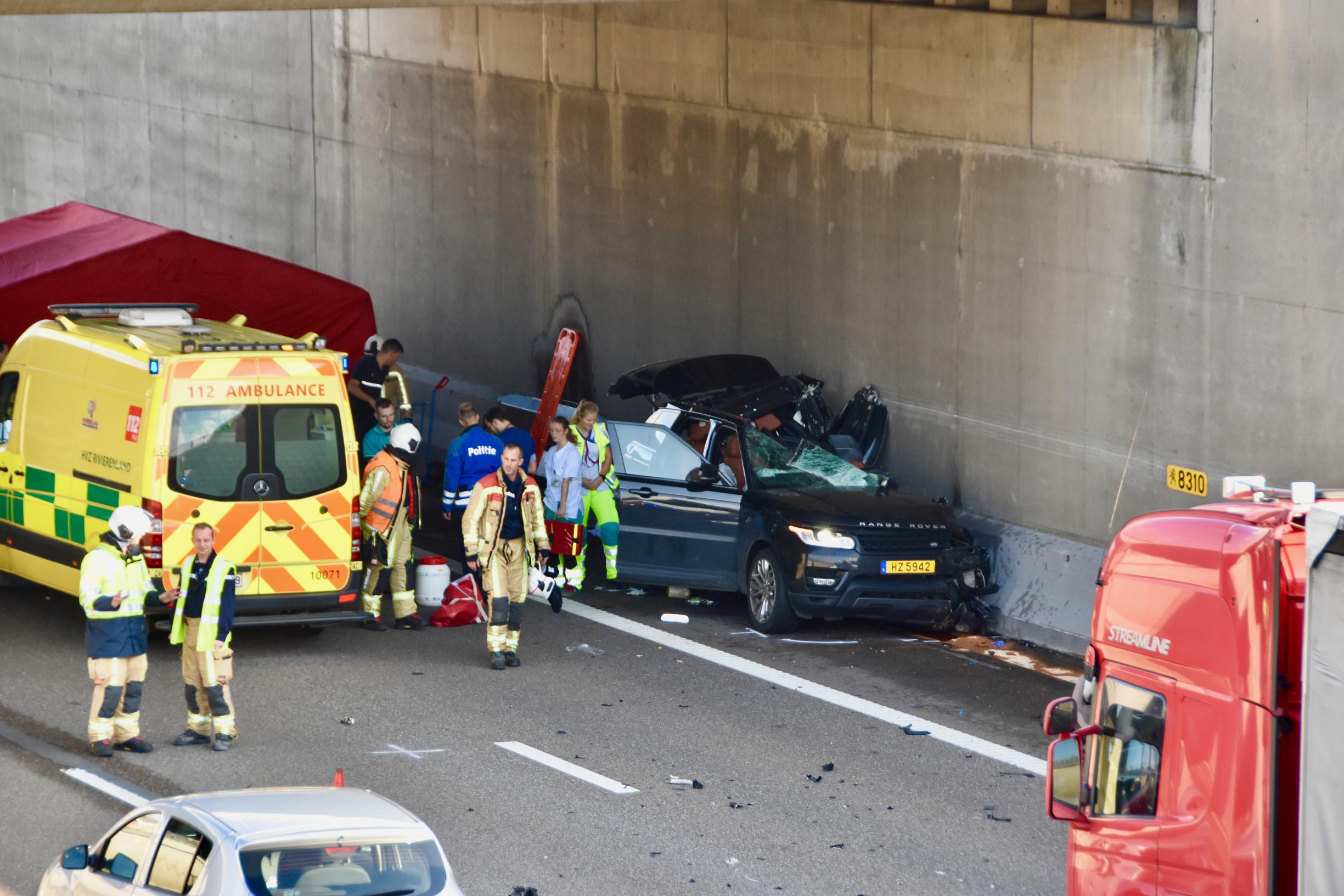 Wéér rijdt auto in op file A12: bestuurder overleeft klap niet