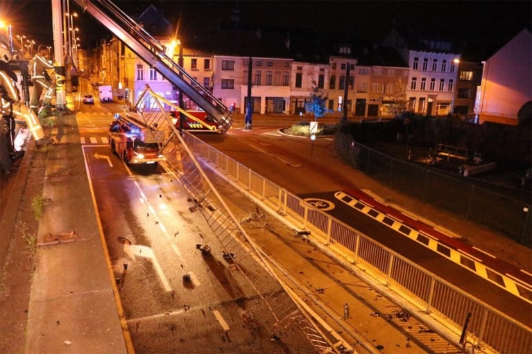 Maserati verliest controle over stuur: 30 meter vangrail stort naar beneden