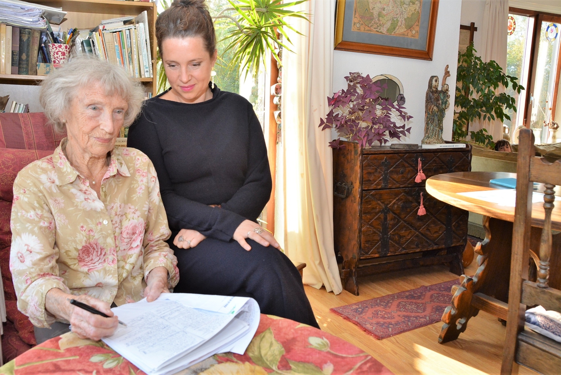 Zangeres Laïs plant samen met haar oma van 94 artistiek concept
