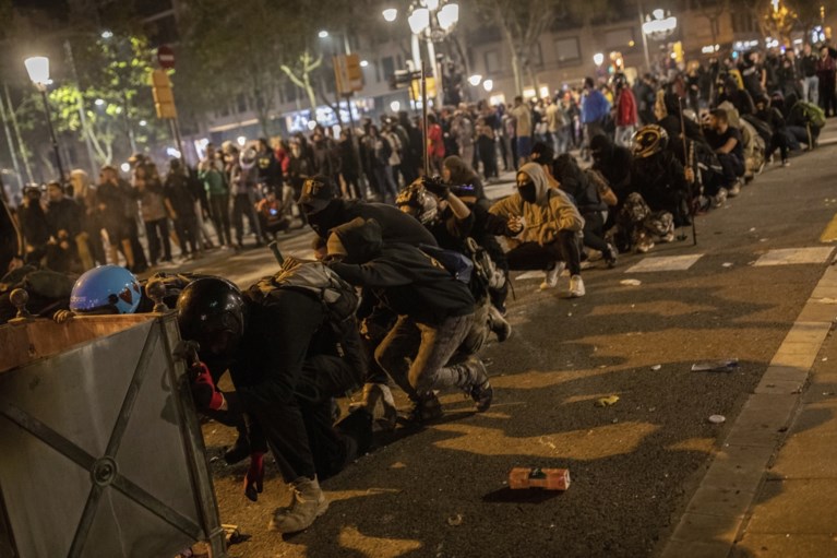 Opnieuw onrustige nacht in Barcelona: separatisten clashen opnieuw met politie en steken tafels en stoelen in brand