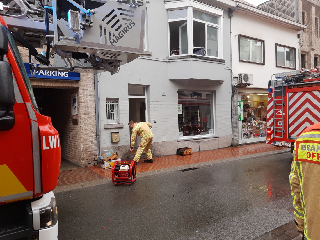 Vrijwilligers Televestiaire Merken Tijdig Brand Op Bovenverd ...